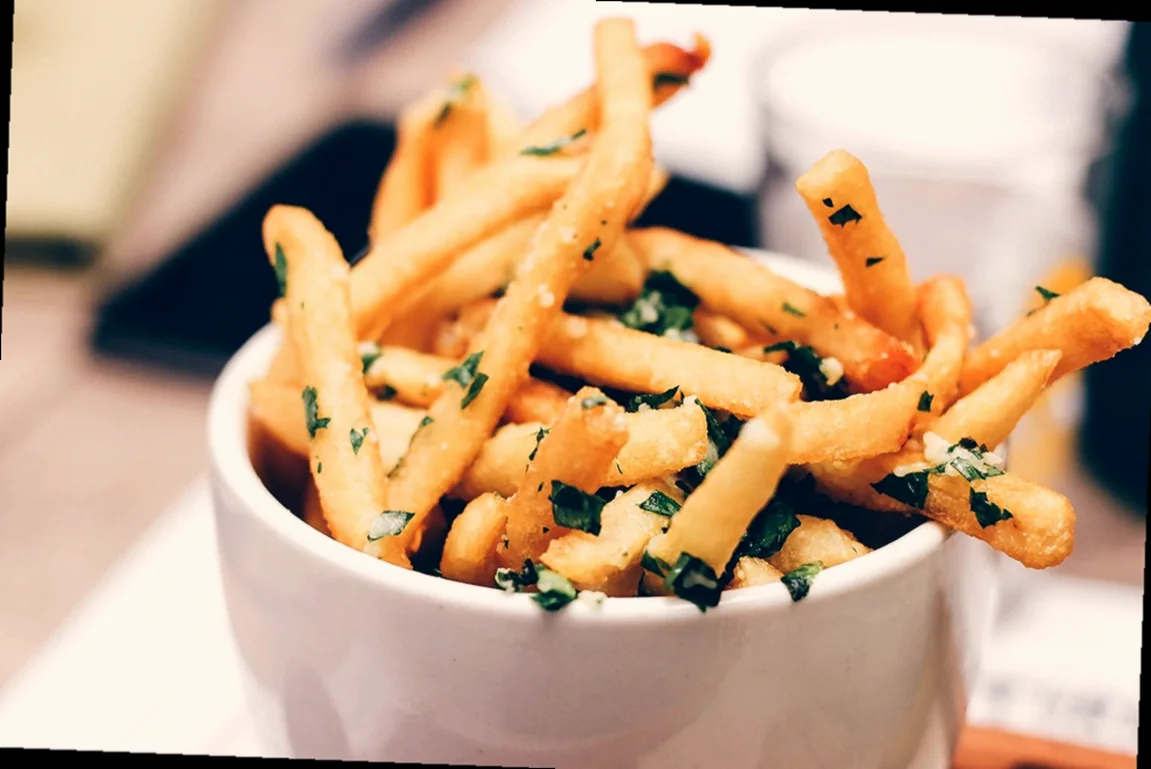 Համեմունքների պատրաստումը - տապակած սիգ ձուկ